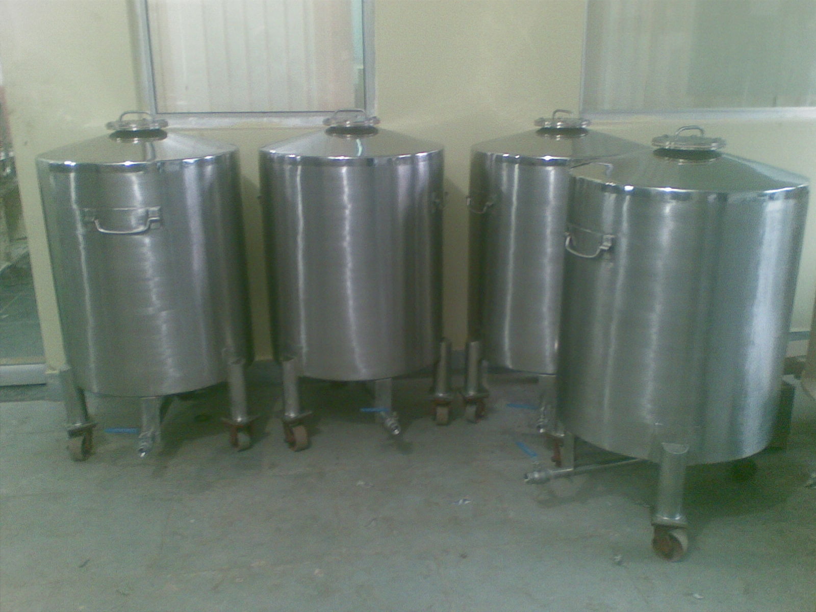 container to store attar pristine perfumes.